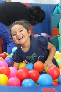 Niña jugando CEDIC y PetStar